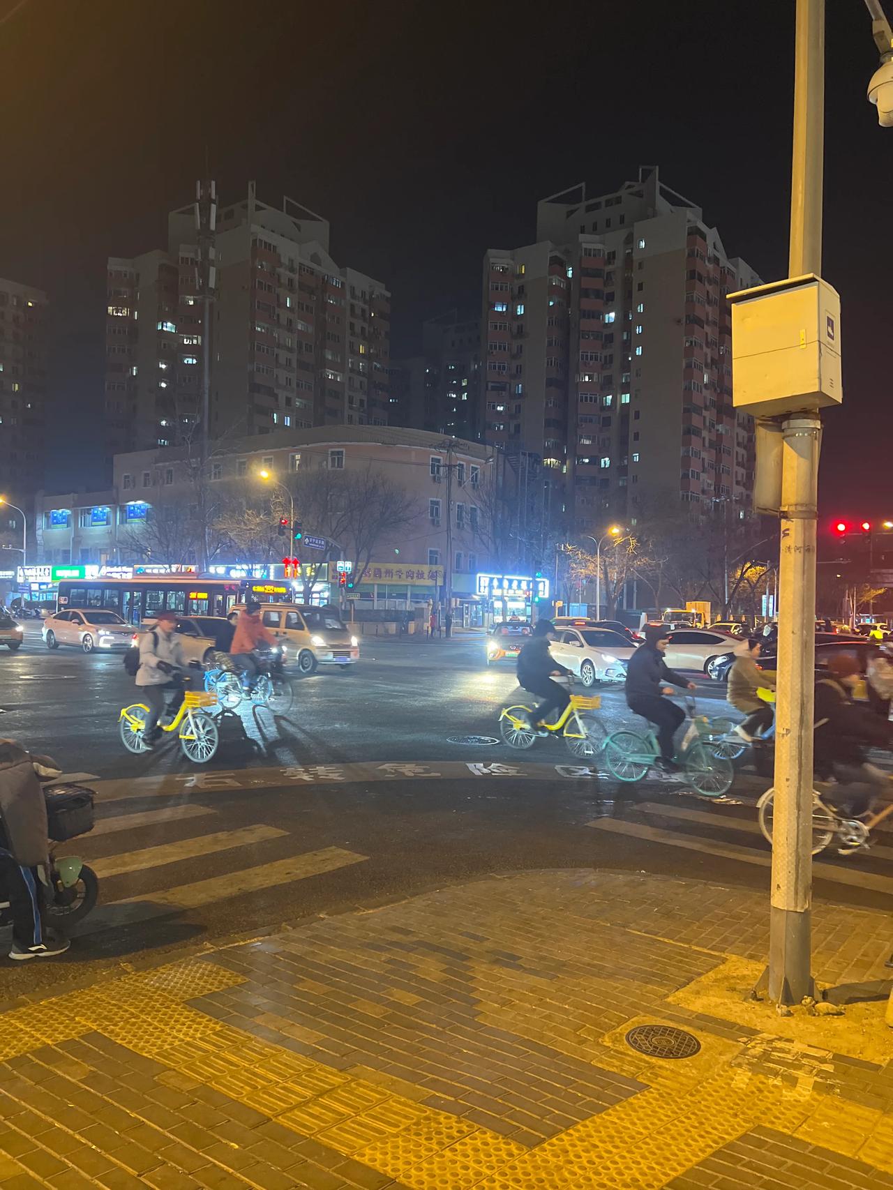 昨天和一个学生散步，她说她父亲的家族有糖尿病基因，所以，她特意买了血糖动态检测仪
