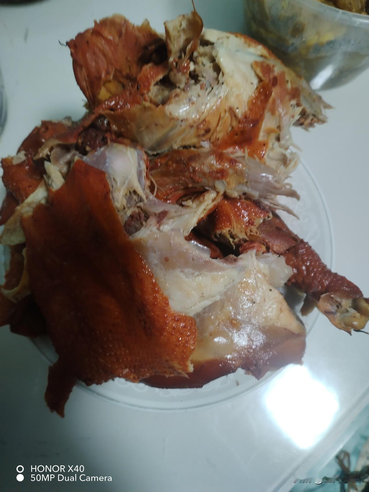 今天去了锦州青岩寺，回来路上给老公买了一只沟帮子熏鸡，花了78元钱，也不知道口感