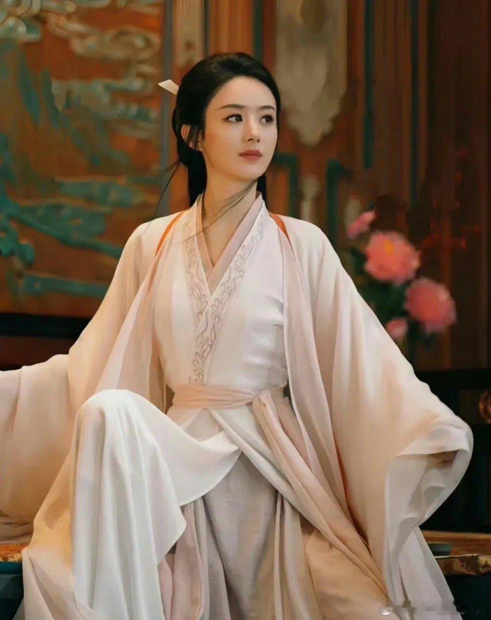 李沁与赵丽颖皆以正面只能看到一根玉簪的简易发型亮相，直观感受一下她们所展现出的古