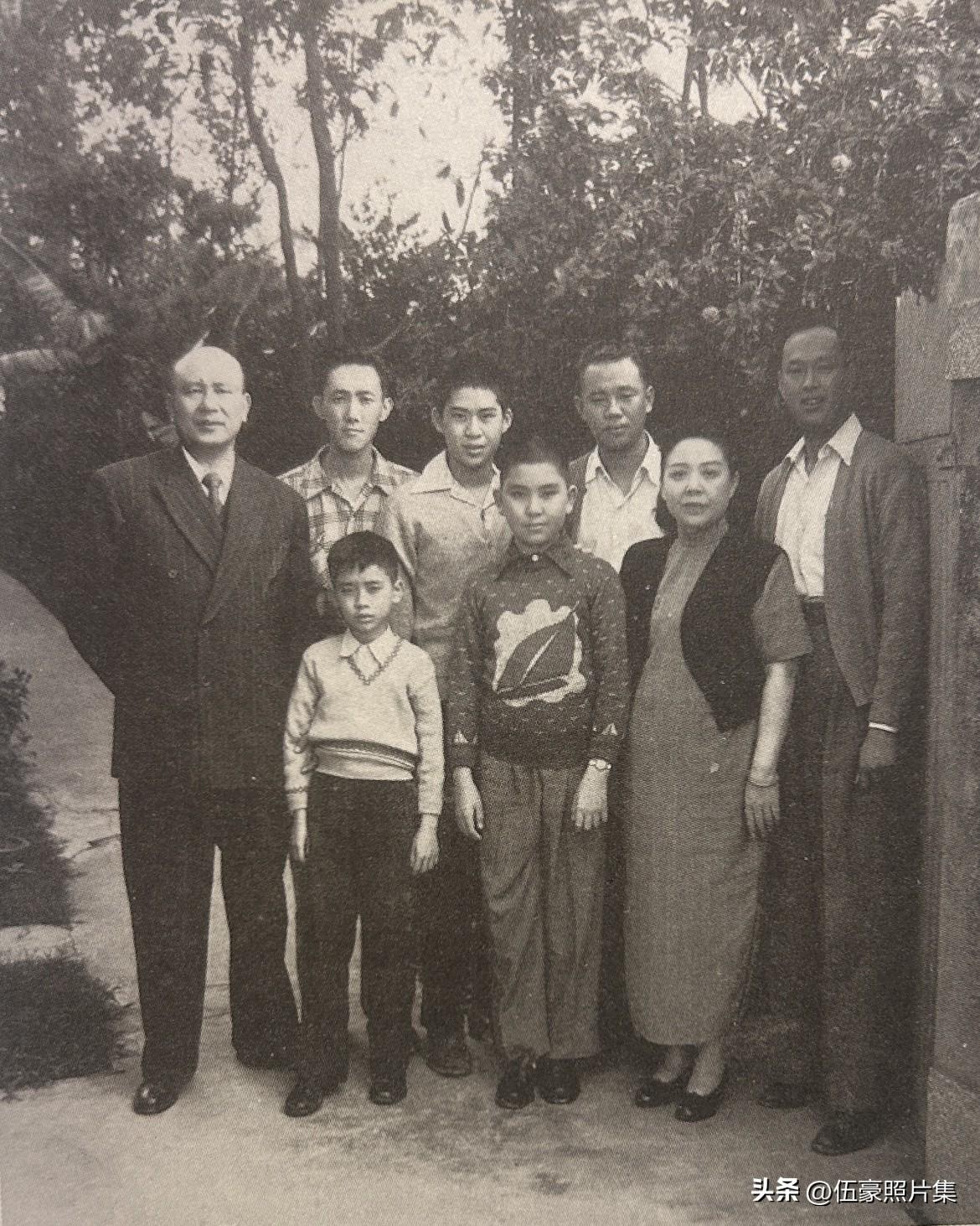 1956年，河内华侨谭雪友家第二代（后排右一、二、四）到台北家中拜见，白崇禧夫妇
