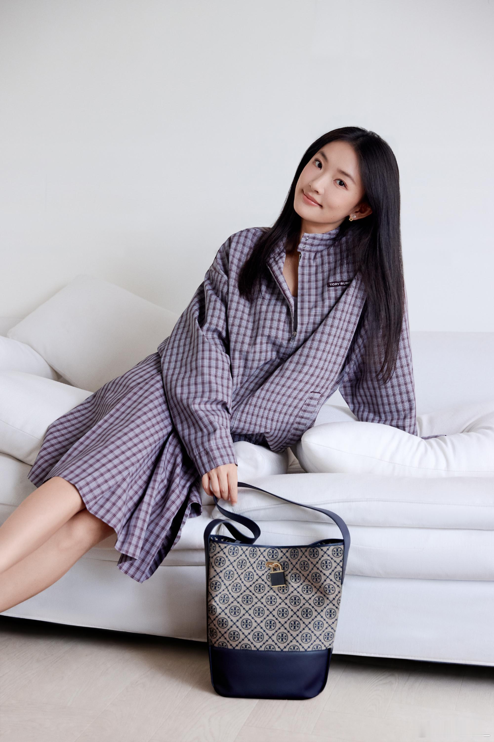 绿意盎然，涌动浪漫意趣。演员搭配TORYBURCH2026早秋系列 T MONO