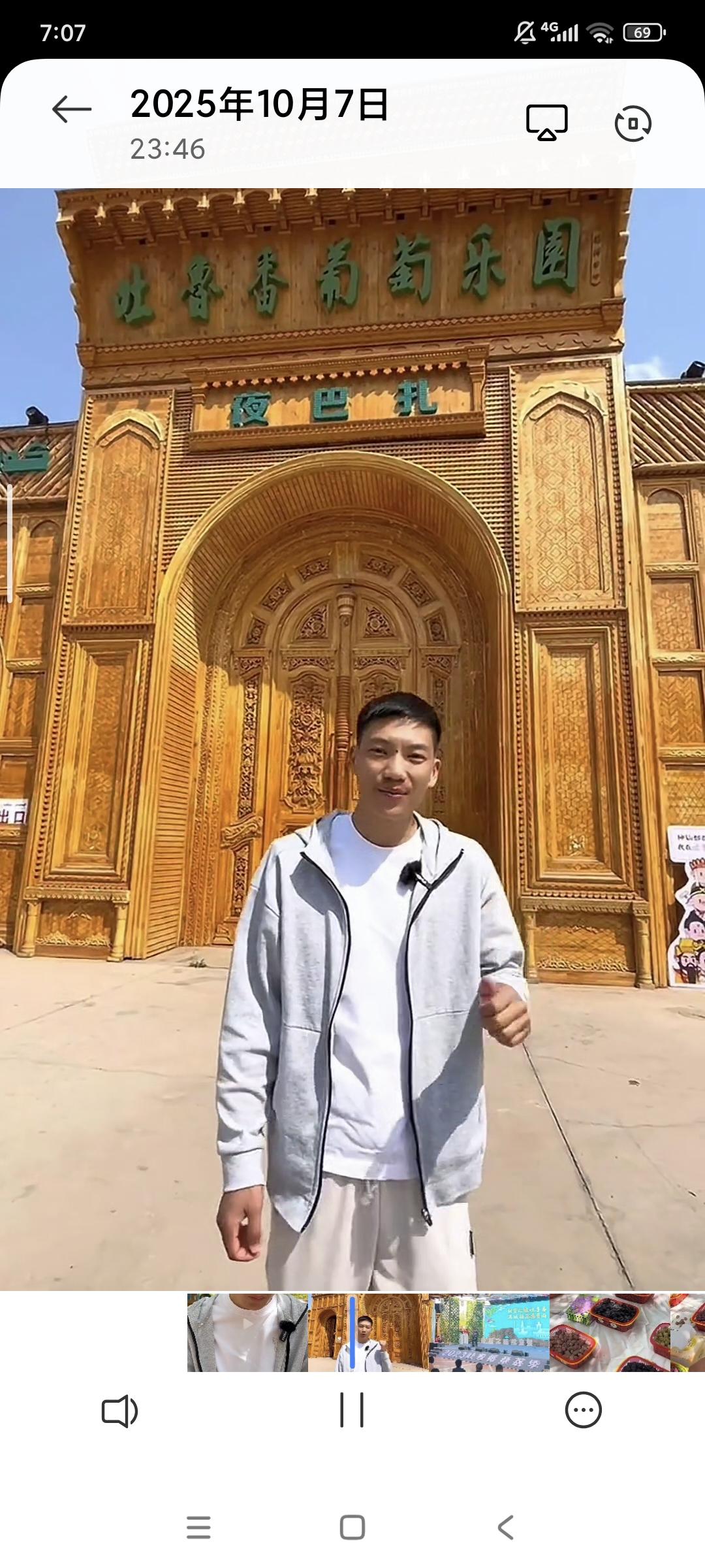 上海大师沈巍的干儿子刘小飞自己做直播带货，2023年的吐鲁番桑葚节上，刘小飞去做