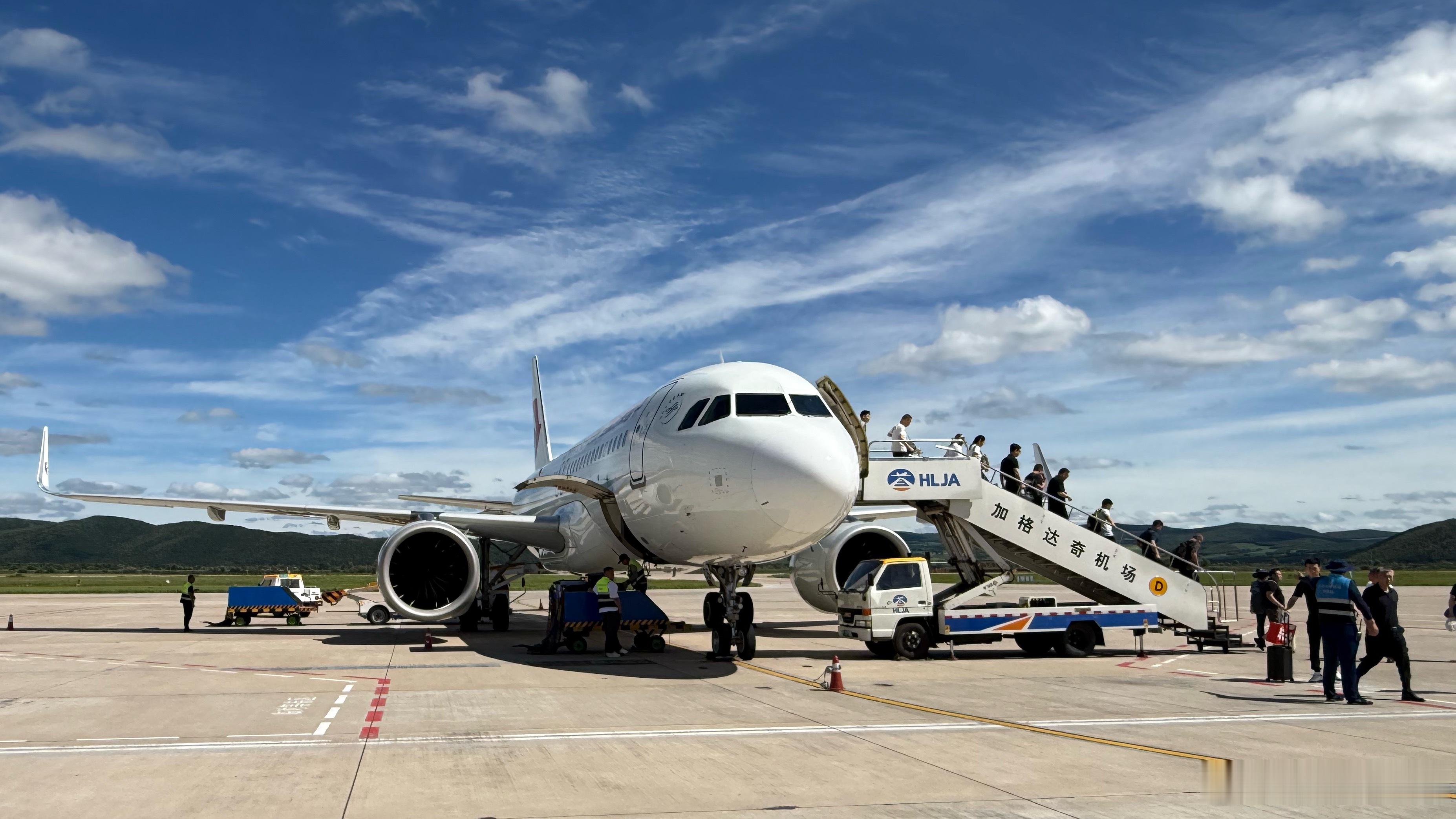 乘坐这架东方航空的MU5197航班从哈尔滨太平机场飞到大兴安岭鄂伦春机场。飞机是