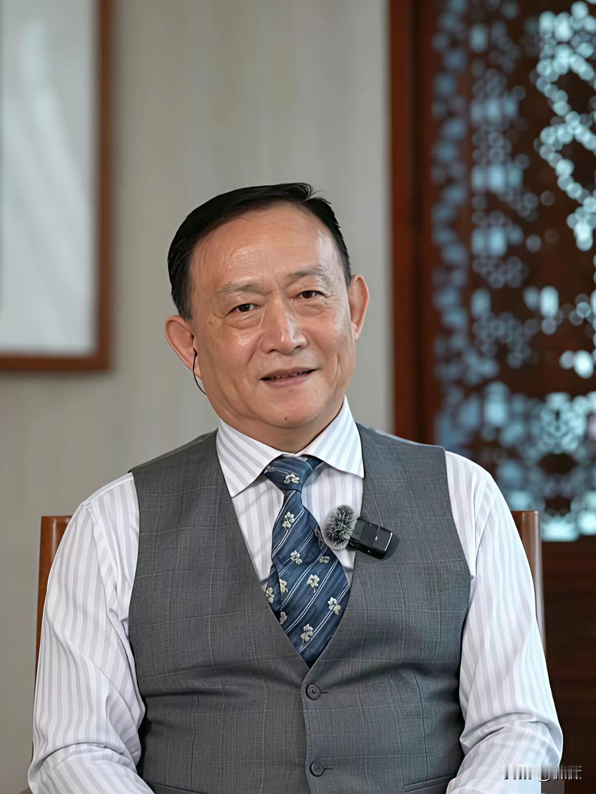 著名经济学家卢麒元教授最近称：咱们的股市要真正好起来，光防着外面的资本没用，关键