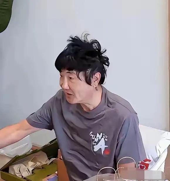 这真的是某个男明星吗？这看着怎么完全看不出来呀？这发型也太累人了吧，说实话，感觉