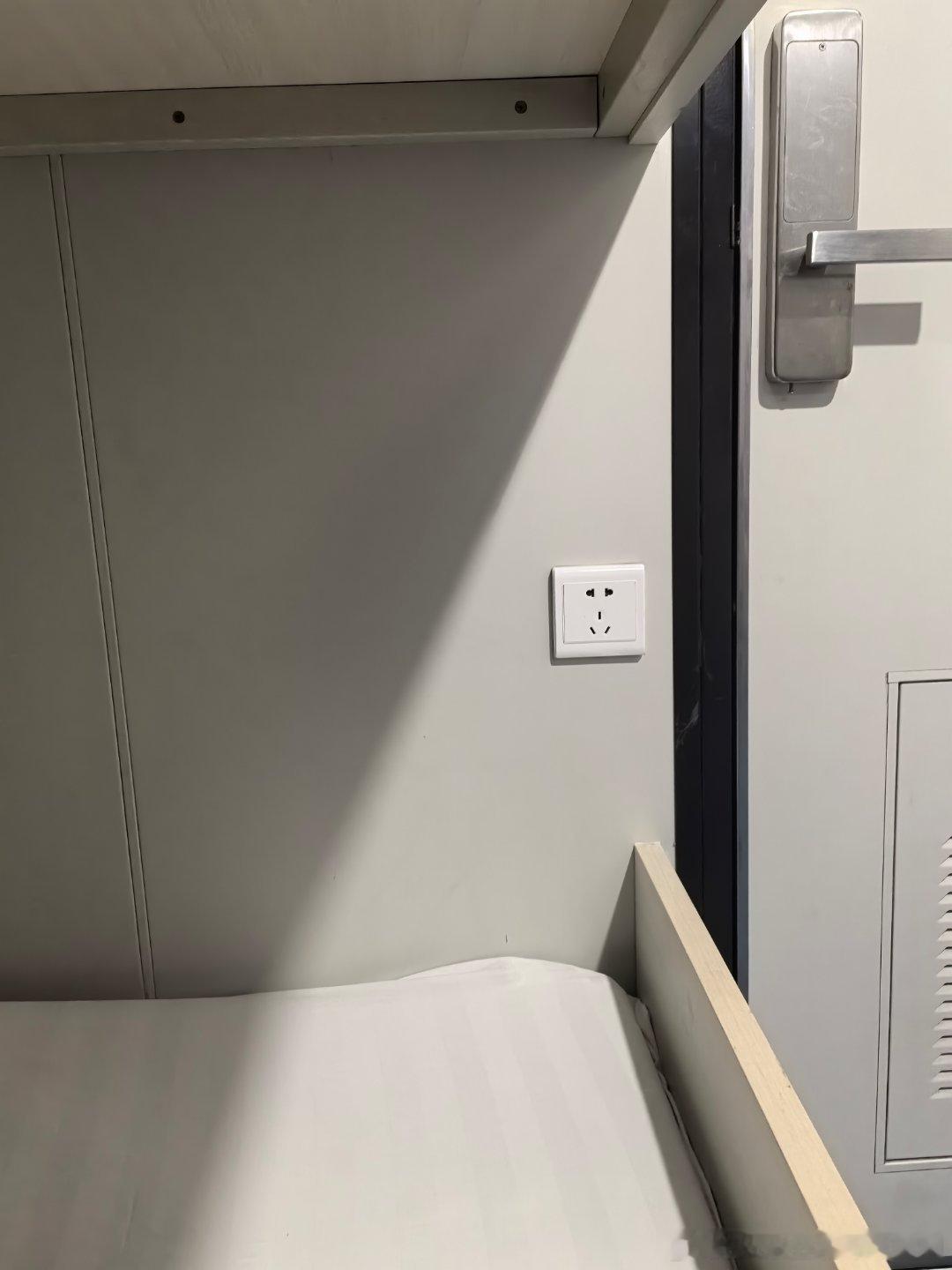 烟台到大连吉龙岛号推荐四等仓，每个位都有充电口，六人间还有独立洗浴能洗澡 烟台·