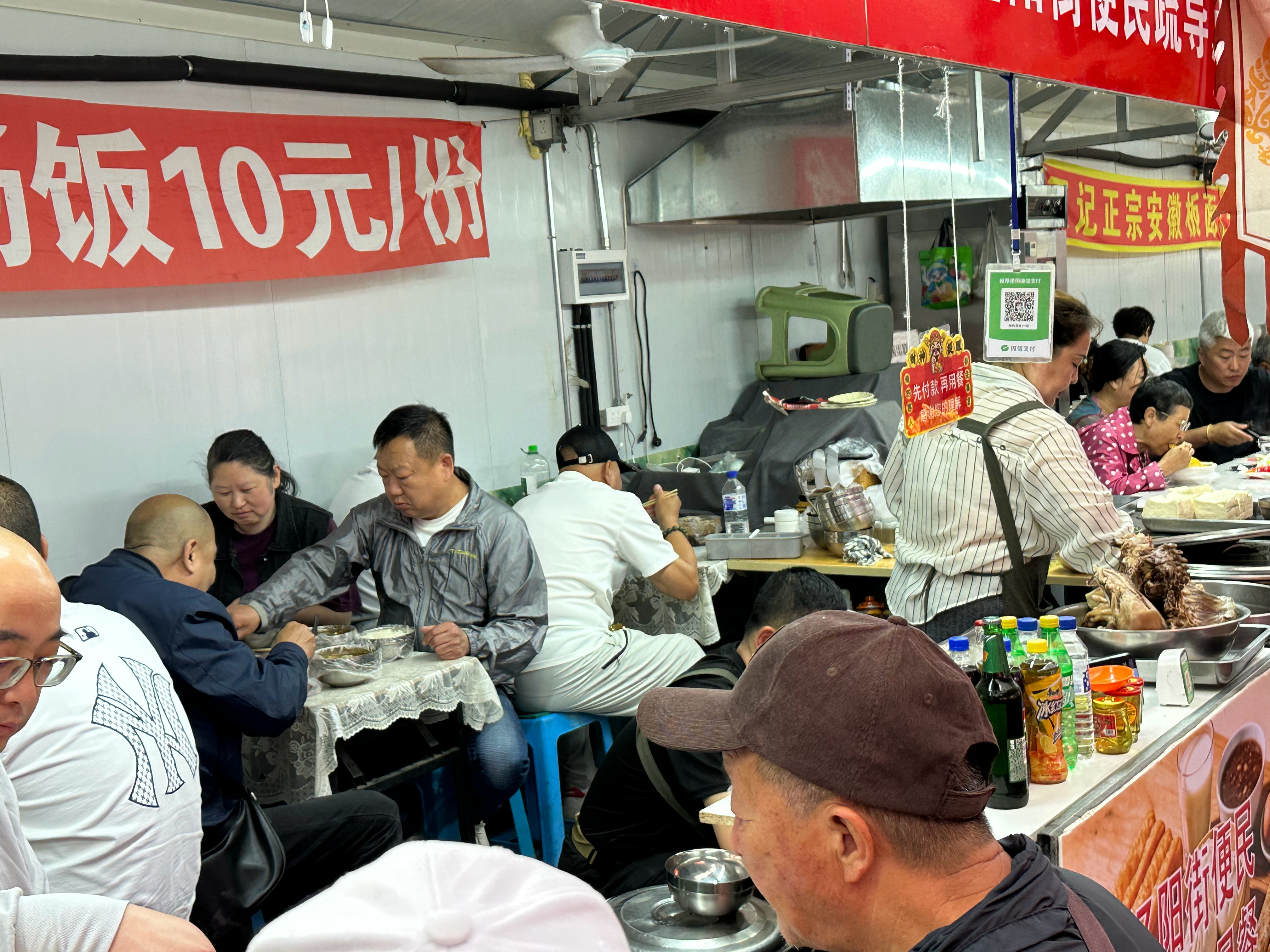 旅行 起了个大早，步行半小时去了东北必打卡的项目：早市！就爱看卖啥都是一大堆，做