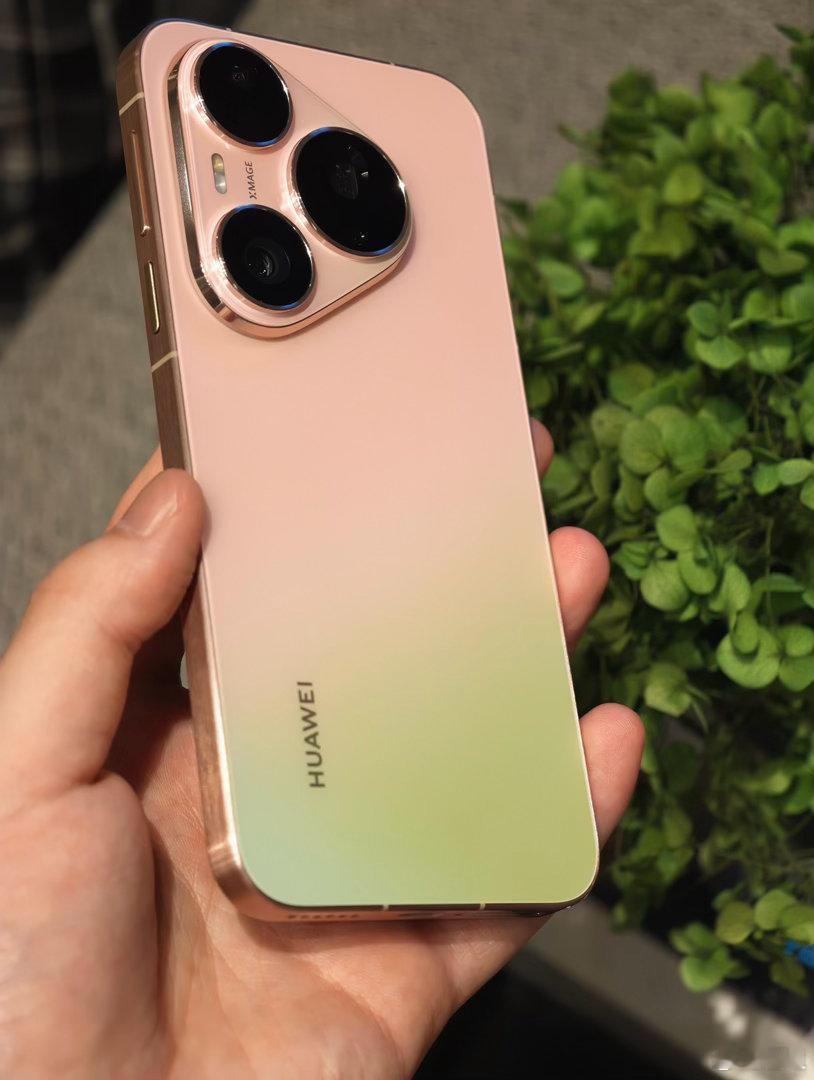 热乎的华为Pura90 Pro粉红芭乐配色，淡淡的粉色和清新的绿色搭配，更适合这