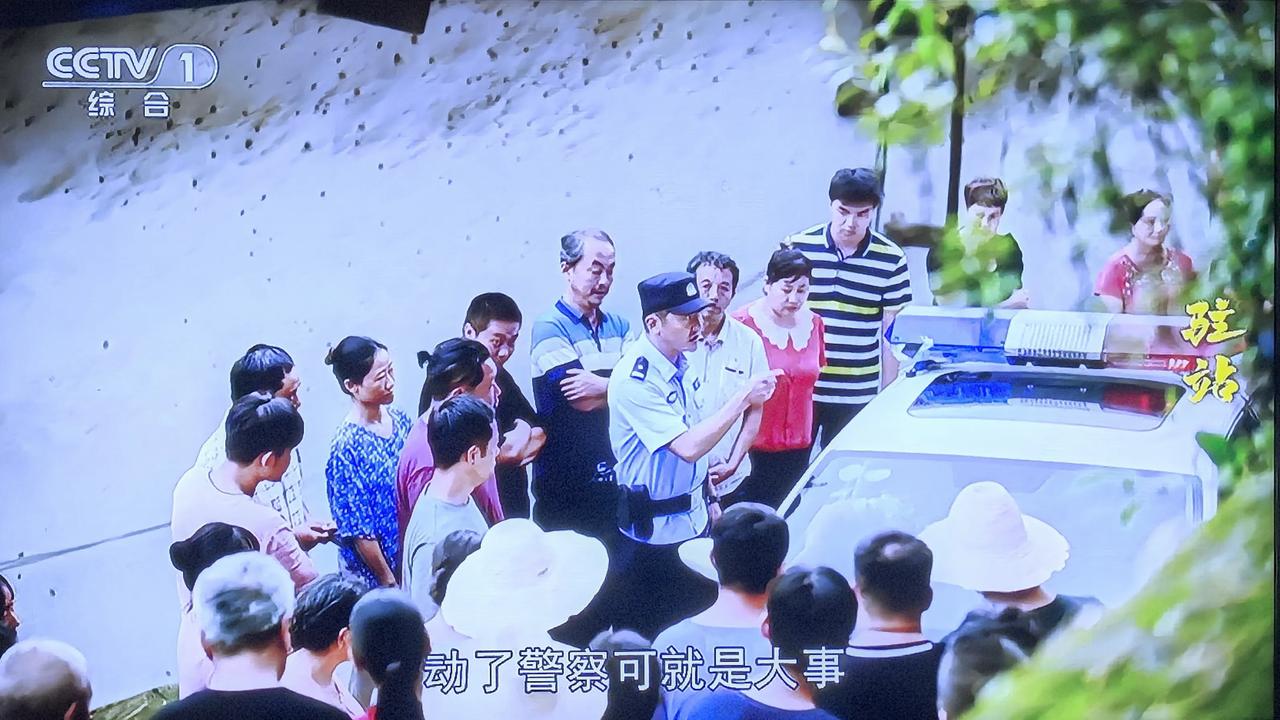 乡村治安管理，本来就是当地派出所管辖范围，警车被拦截闹事，村民胆大包天！所长措手