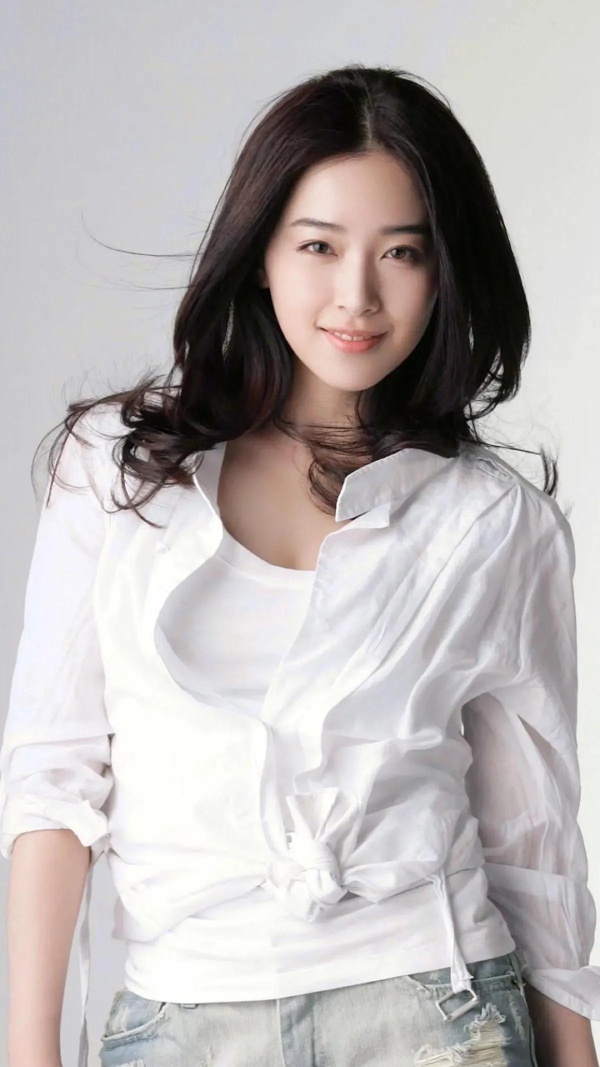 阚清子，1995年出生于中国湖南省，是一位备受瞩目的年轻演员。以其精湛的表演技巧