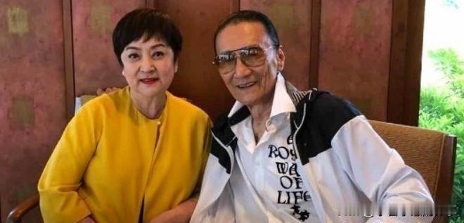这是早些年谢贤和前妻甄珍的一张合影，他们多年之后再相逢亦是朋友。他的前妻甄珍出演