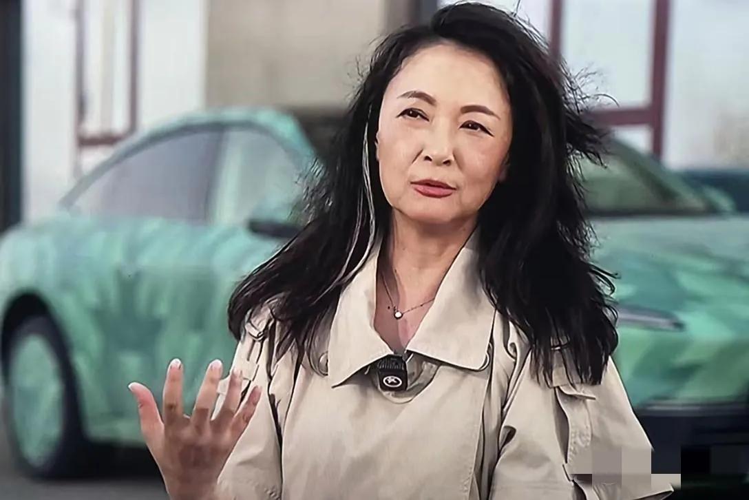 久未露面的主持人袁鸣也变样了：长发稍显凌乱，皮松肉垮双下巴明显，法令纹深刻，牙齿