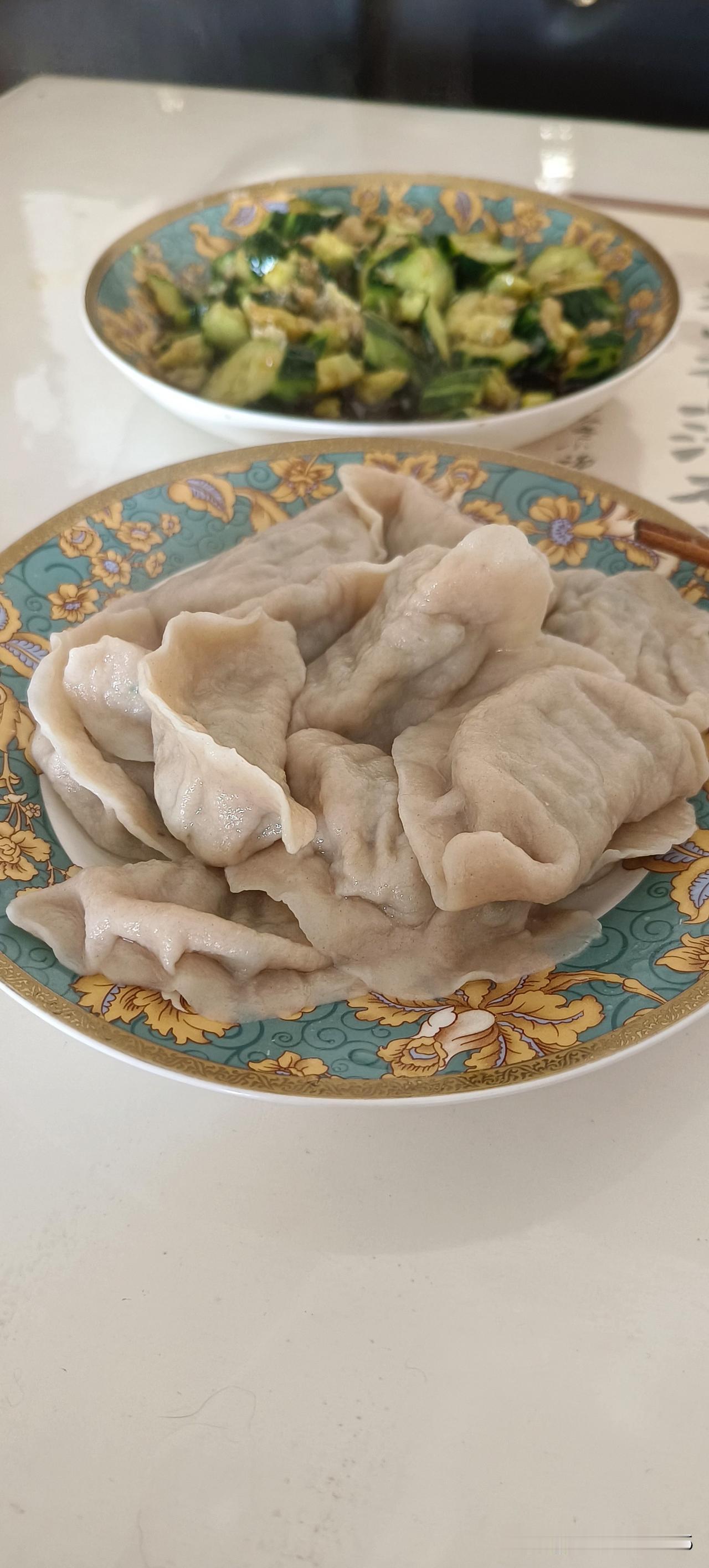 今天男人歇班回家，我老早和好面，上市场买了肉馅和韭菜，给他包了一盘子水饺。
说句