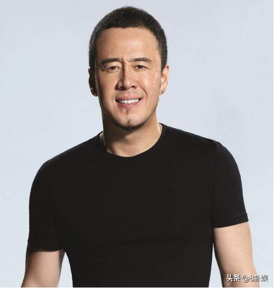 [微风]歌星杨坤一直没有结婚，有一次，那英就对着他说：“你看你这也老大不小了，我