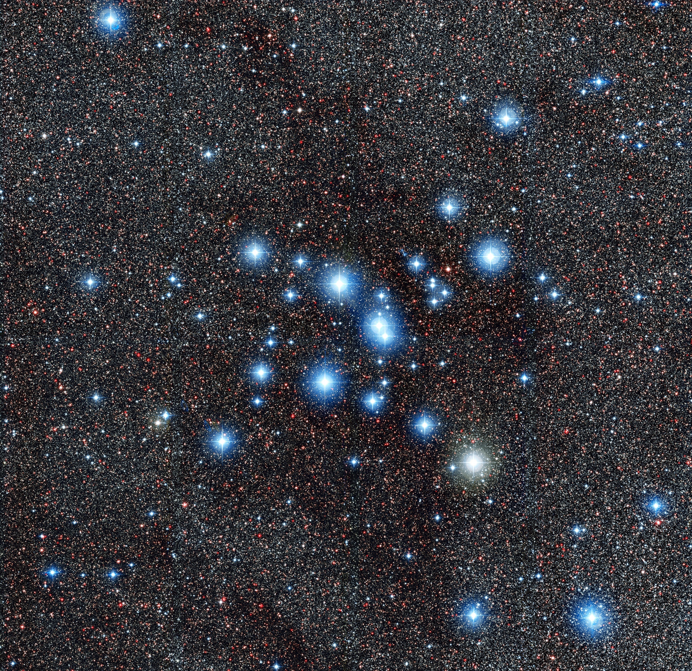 明亮的梅西耶7号星团（也称为NGC 6475）位于天蝎座尾部附近，肉眼即可轻松观