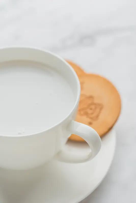 七旬老人服降压药后喝一杯热牛奶 半小时后血压“断崖式”下跌  医生：小心奶制品或