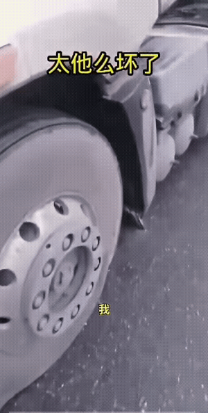 视频中看不出是何时何地的事儿。
估计司机一时半刻很难找到是谁干的。
若是外地司机