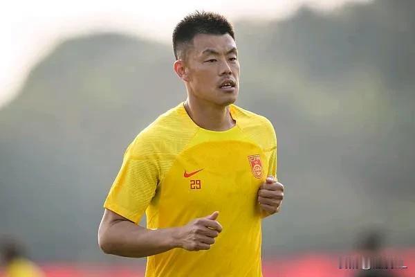 6月份国足世预赛，伊万只能重召谭龙、艾克森两位老将了。
  北京国安发布伤情公告