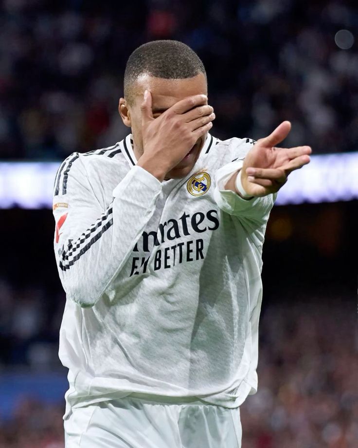 CRonaldo007姆巴佩哈里凯恩 🚨足坛历史在同一个自然年有两名球员都打进