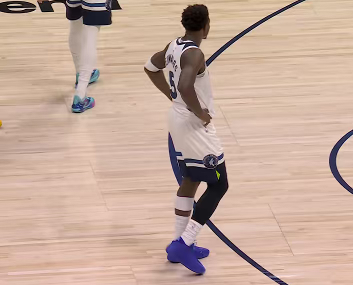 爱德华兹这个膝盖不太妙，带伤出战，跟约基奇又撞了一下，感觉反应不小。 掘金会给你