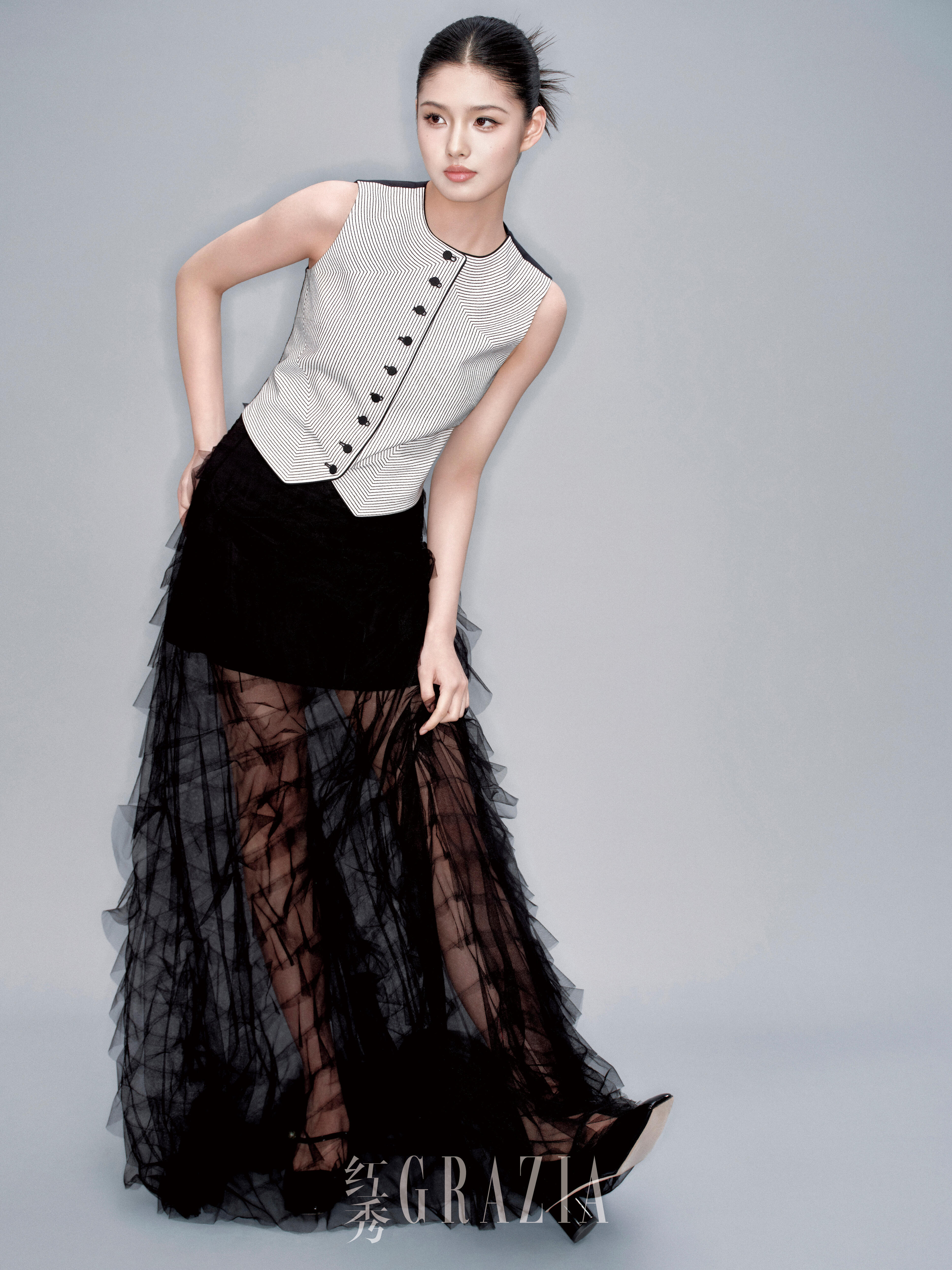 艾米红秀封面震撼来袭，她以多元角色打破标签桎梏，于生活与表演间尽显女性魅力真谛。