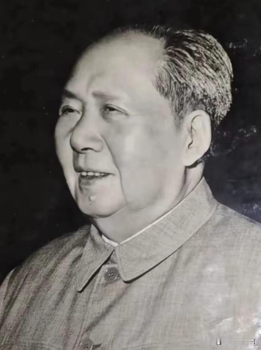 这是一张黑白银盐老照片，拍摄于上世纪60年代中后期。画面中毛泽东同志身着经典中山