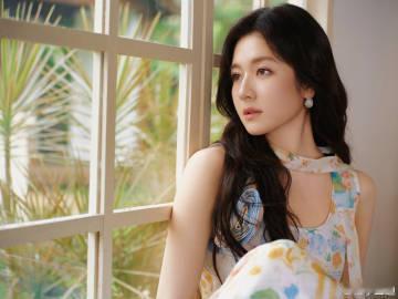 李兰迪这一身好像花仙子李兰迪飘带碎花裙 坐在窗子前面，被微风吹起的长发真的是太美