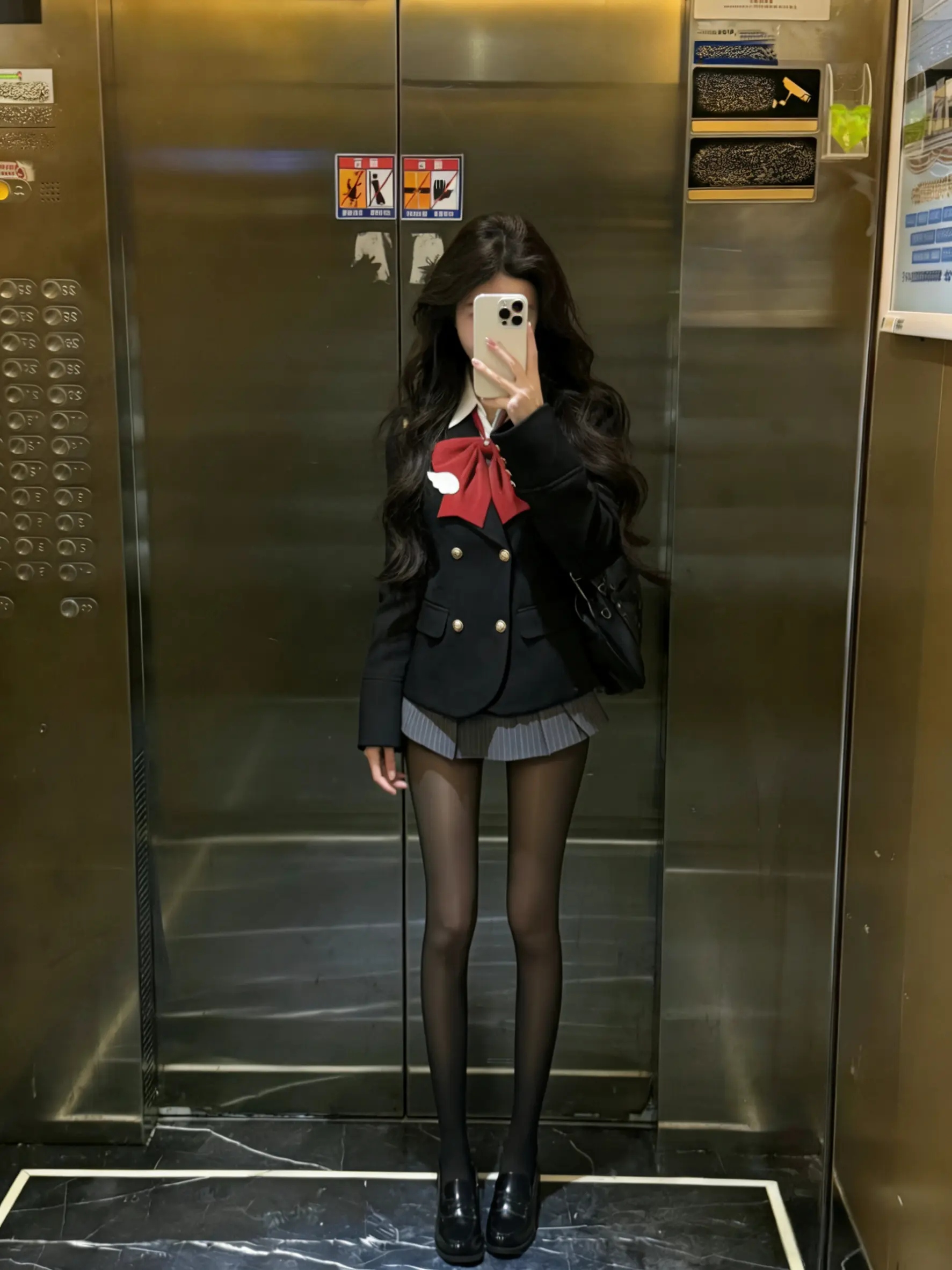 淡得像蟑螂 被拍了也无所谓 扁扁的走