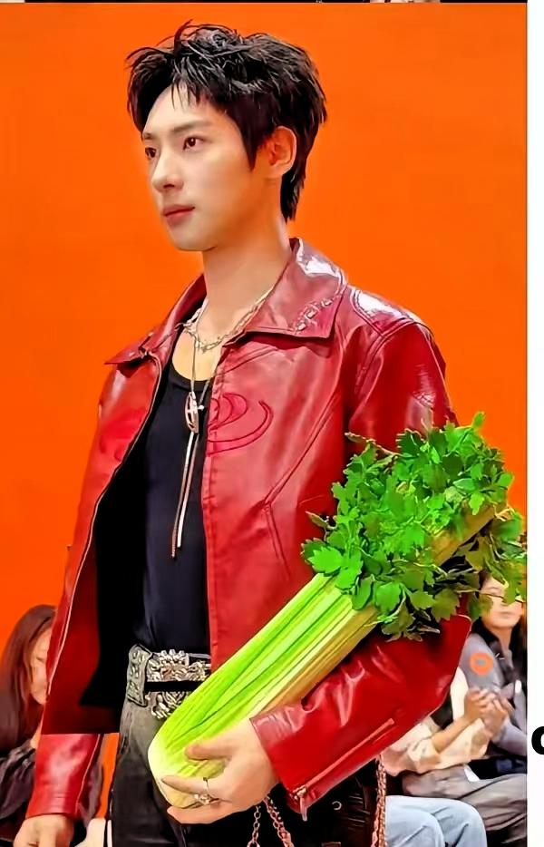 真的是贫穷限制了我的想象力！第一眼瞅见这男生手里的东西，还以为就是棵普普通通的芹