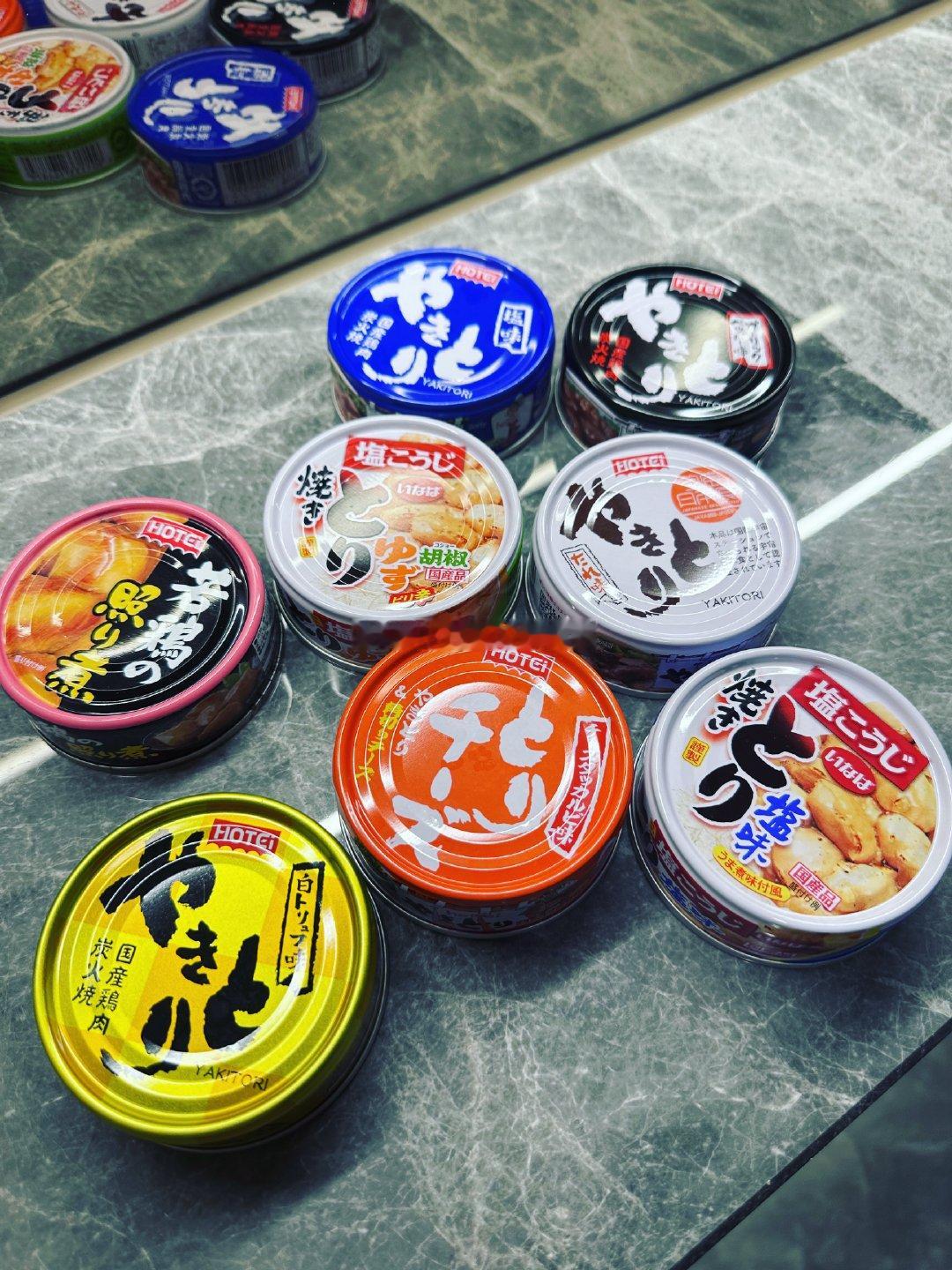 天天给猫买罐头，也给自己买几个吃吃。俩崽以为给它们买的，跑过来闻了好久