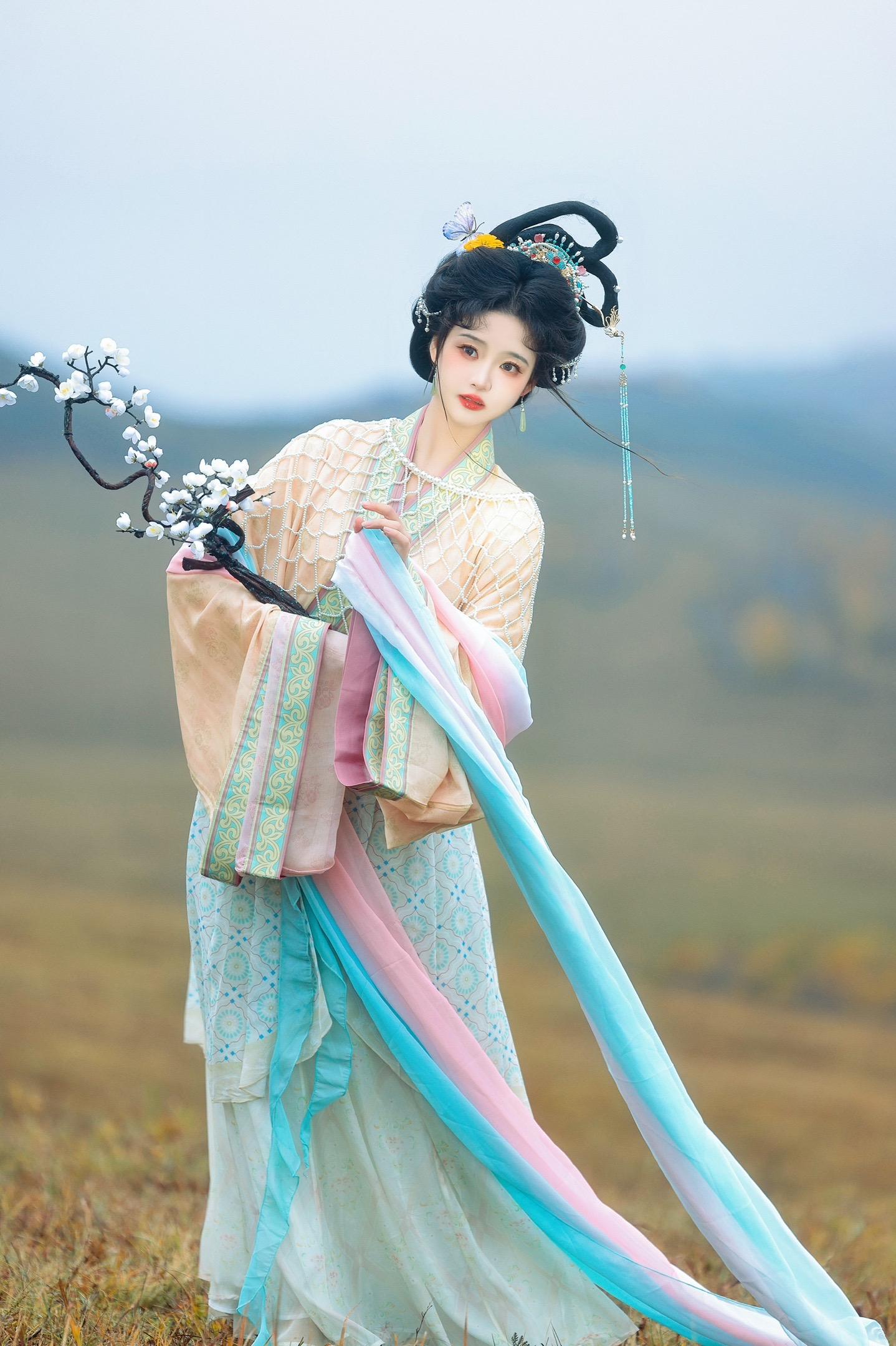 你似携月而来的仙瑶。在乌兰布统旅拍的四组全发完啦～ 碰不到好天气还是挺遗憾的