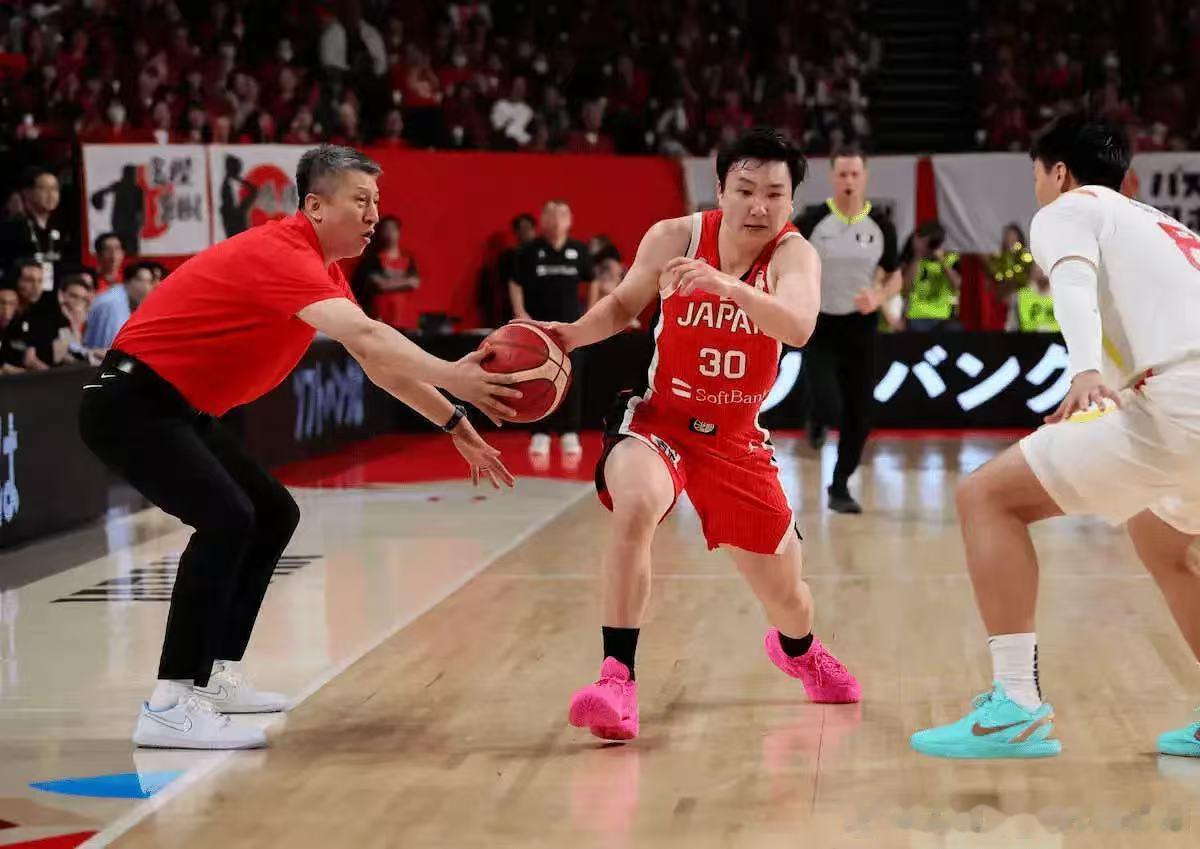 富永启生你就练吧，你在哪个联赛也没遇见过被教练抢断的场景中国男篮vs日本男篮