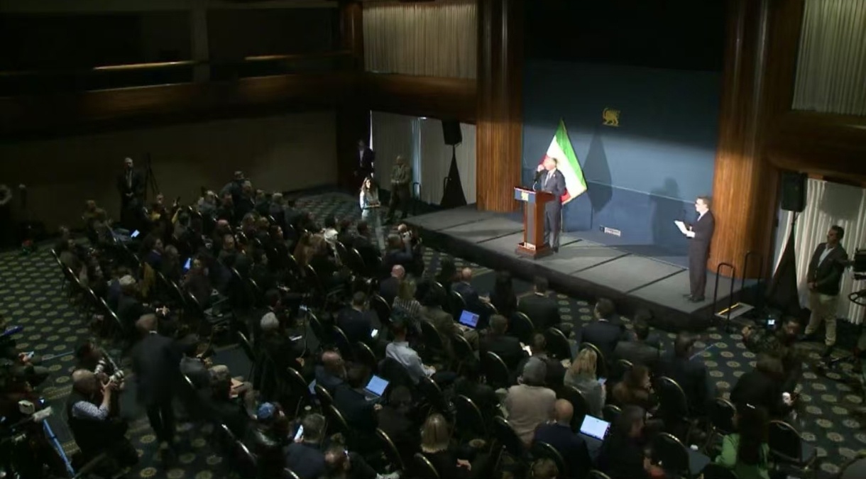 🐖礼萨·巴列维的“国际新闻发布会”他在这场新闻发布会上继续鼓吹并呼吁美国对伊朗