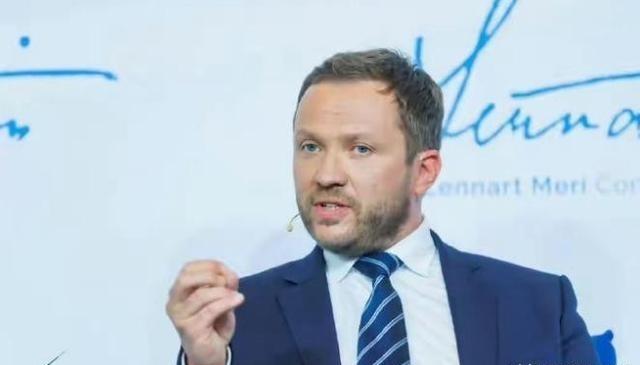 爱沙尼亚外长当众发飙，称要搞定莫斯科先解决北京，此言一出全场鸦雀无声！

爱沙尼