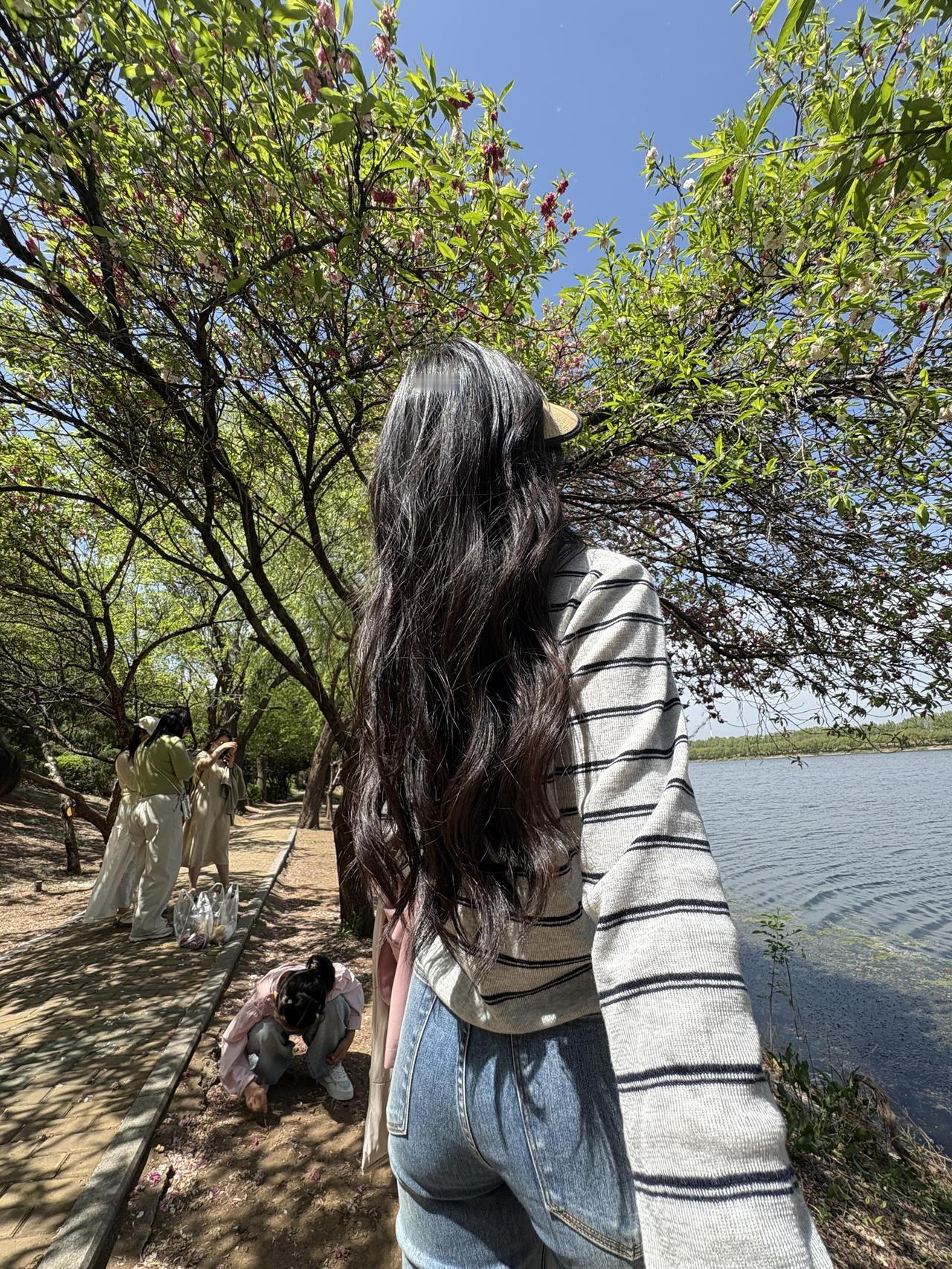 天不见亮就起床
太阳落坡还在忙
为了生活银几两
这几两碎银，
是压在人肩上一辈子