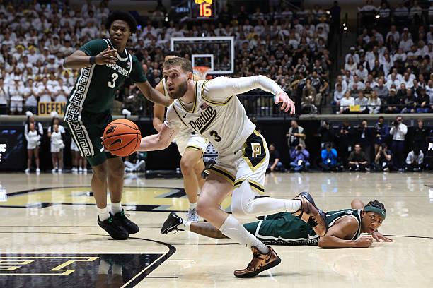 全美第13号种子密歇根州立大学以76比74险胜了主场作战的全美第8号种子普渡大学