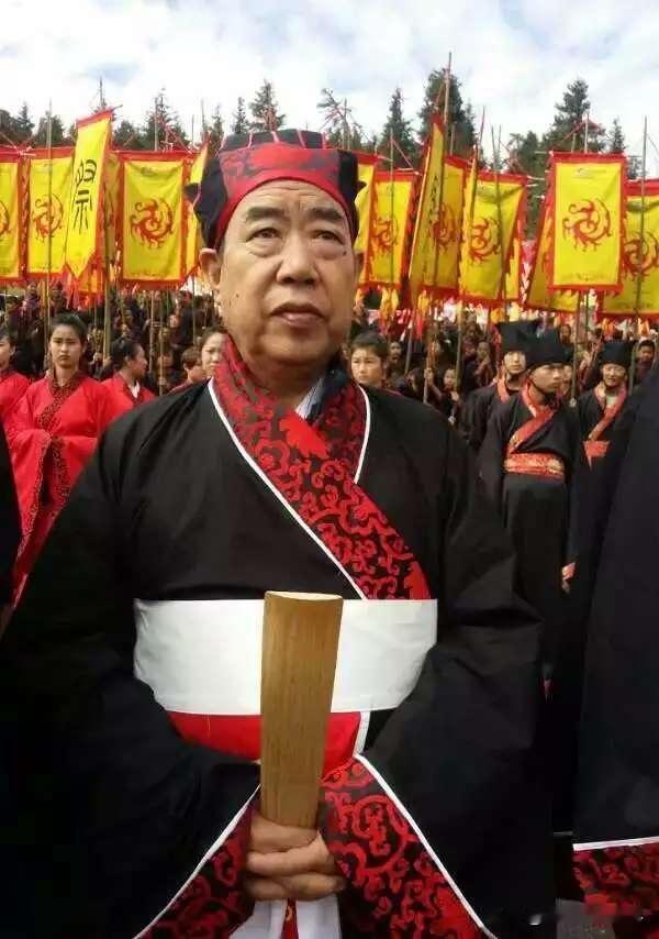 天啦撸，文学泰斗贾平凹穿衣严重翻车，他穿成寿衣了，却浑然不知！！
中午昏昏欲睡了