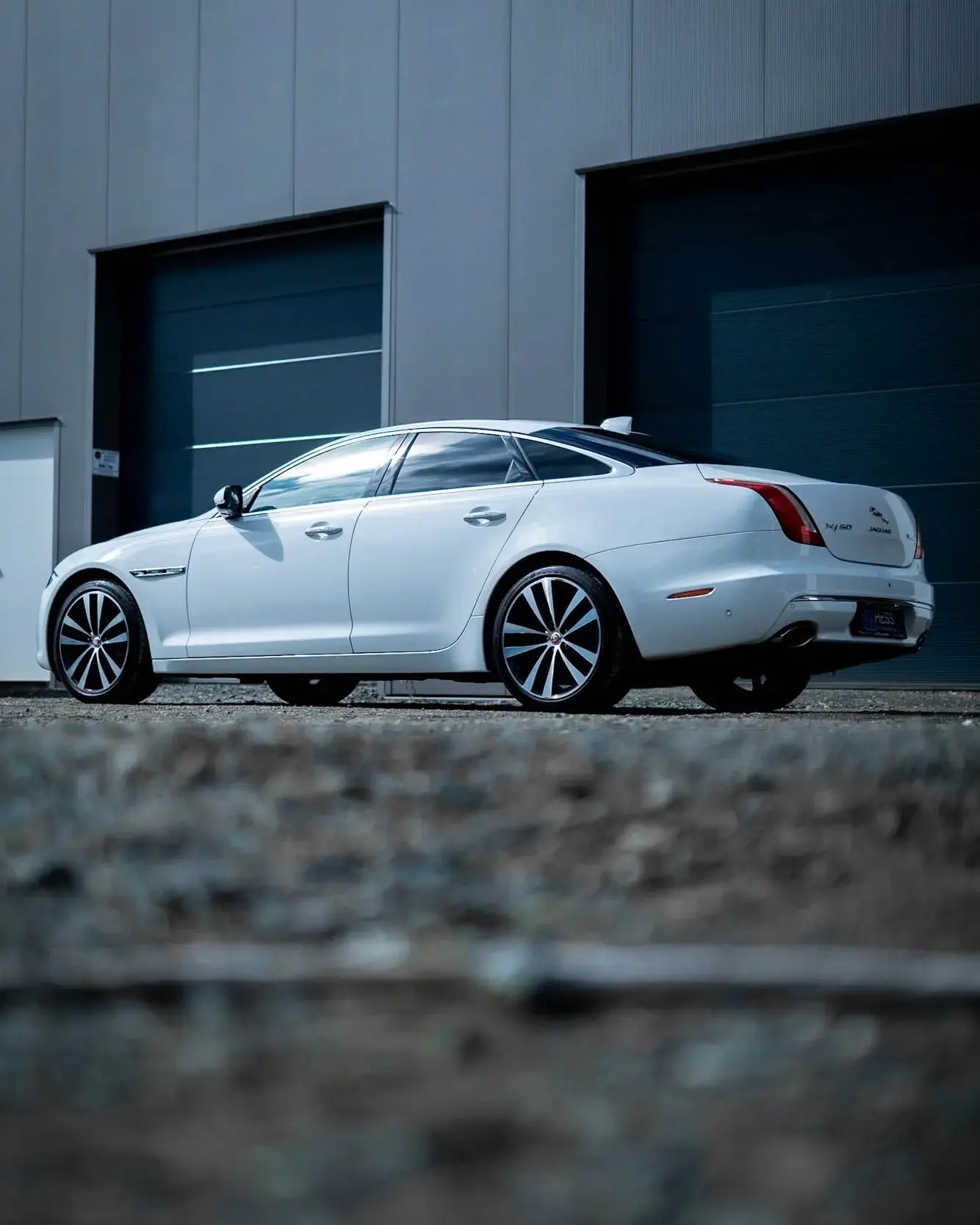 White Jaguar XJ50。