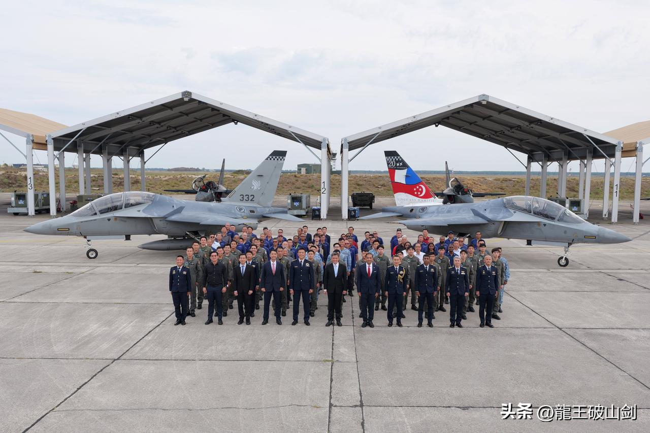 新加坡空军不容易，训练还要借基地。新加坡国防部长陈振声访问法国，专程来到卡佐空军