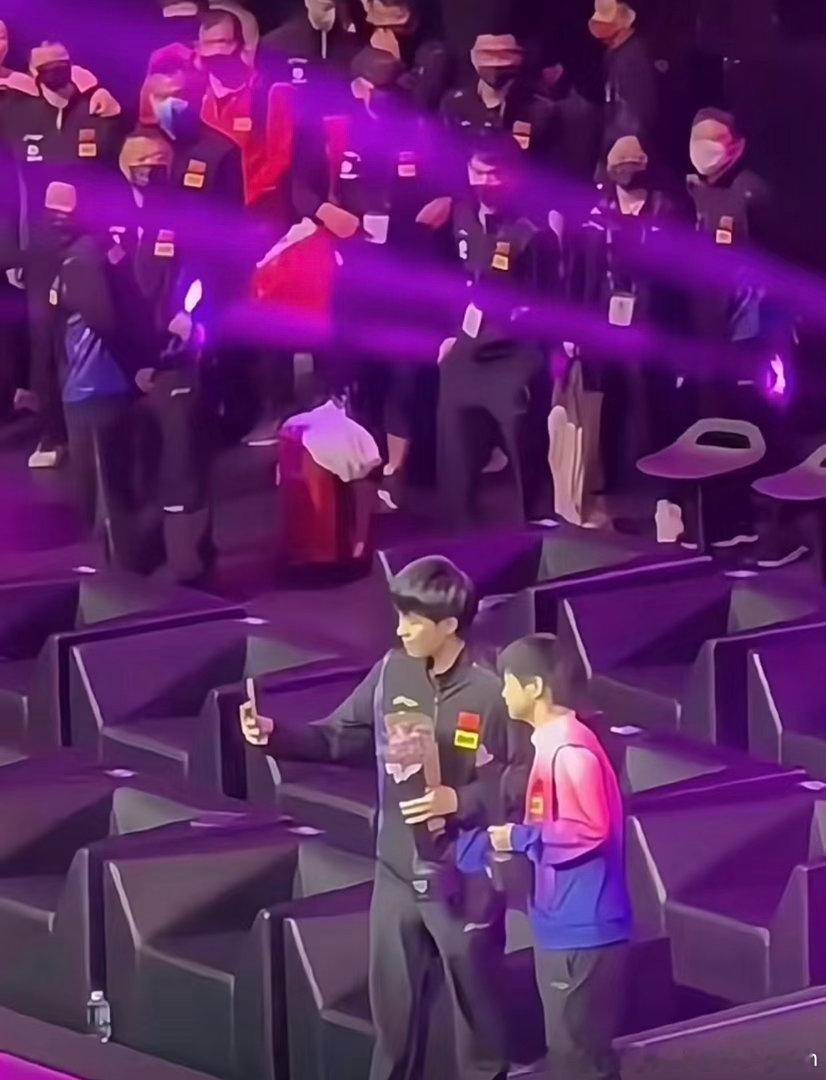 齐刷刷，教练组：我会永远监视你们👀 永远王楚钦孙颖莎