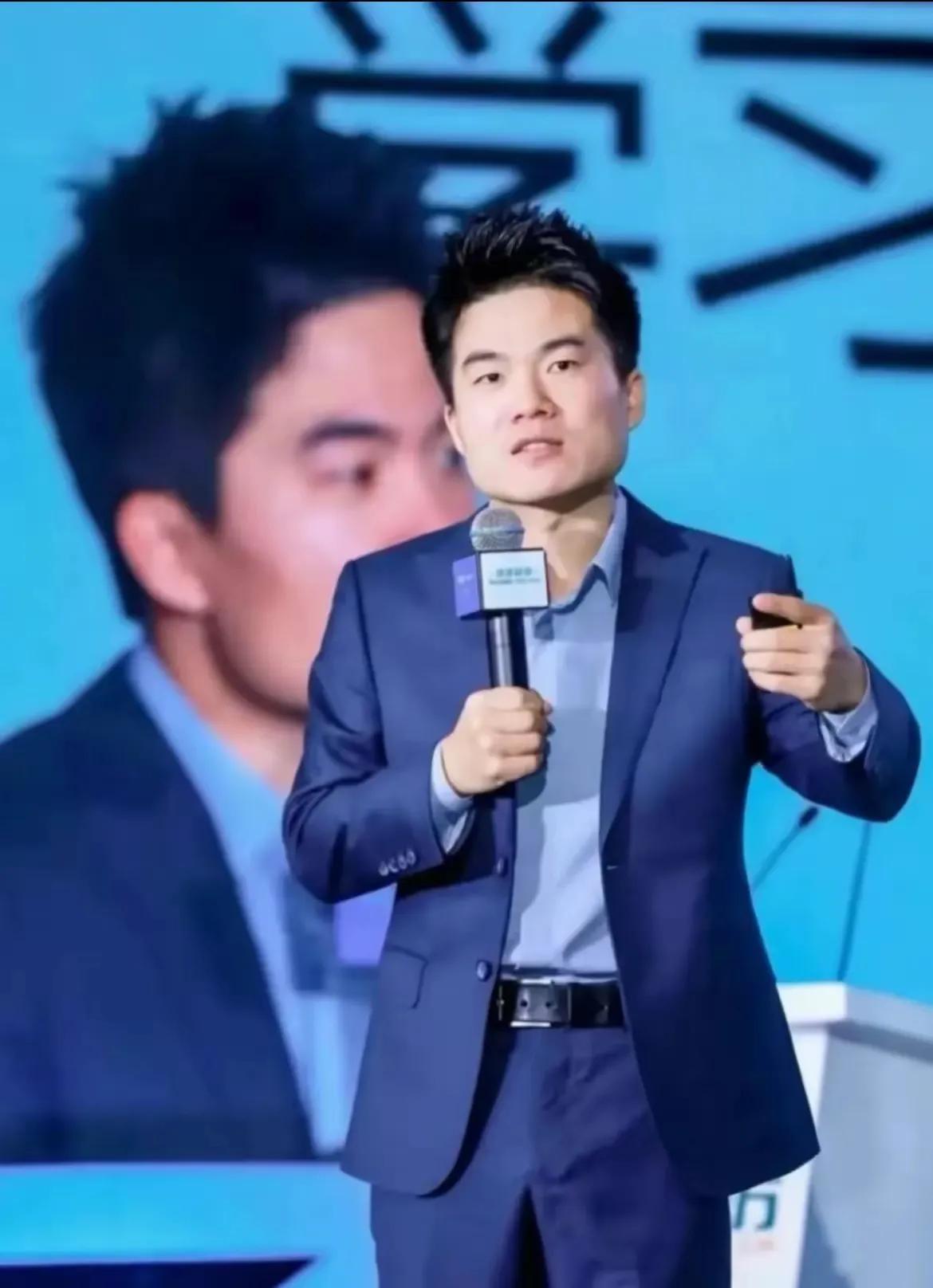 董宇辉本质上就像以前天桥底下卖艺的，打一套精彩的拳，再来个胸口碎大石，在大家的叫