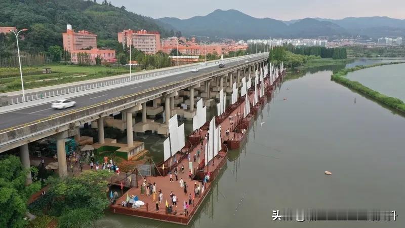 中国🇨🇳云南省最大的淡水湖、有“高原明珠”之称的


滇池位于昆明市西南，是