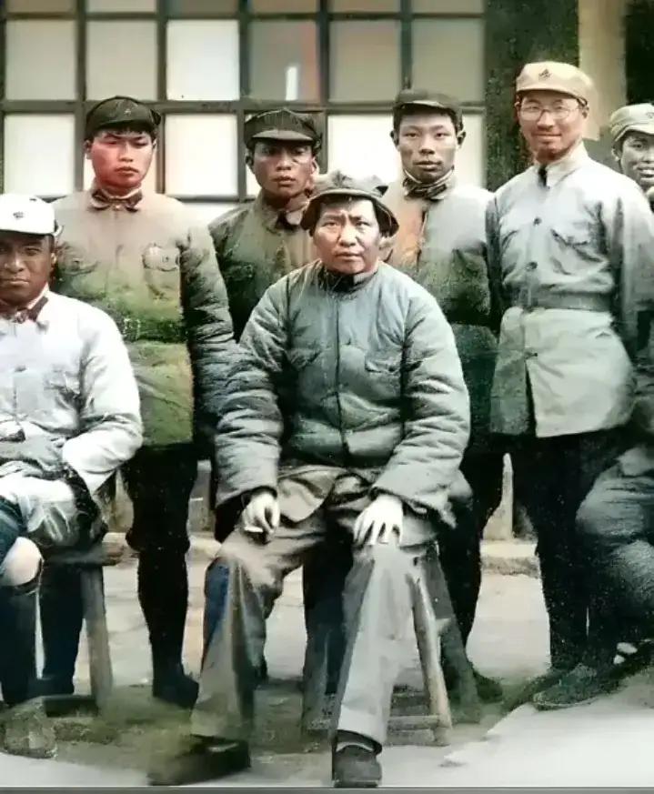 毛主席老人家带领中央红军不怕远征难，走遍了千山万水只等闲，到达延安刚站稳脚跟！