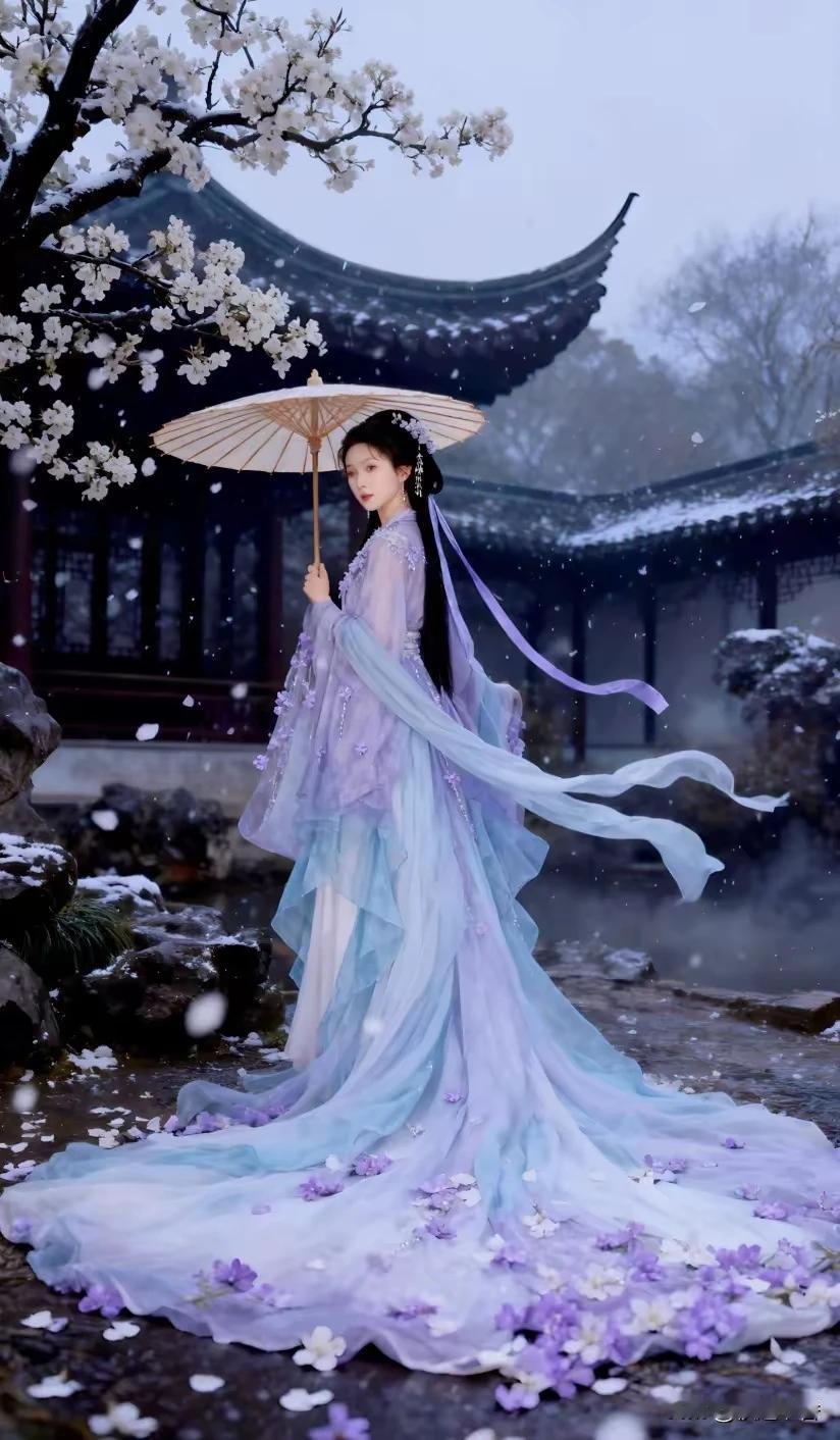 上联：一伞揽尽江南暮
下联：流动风景惹人醉