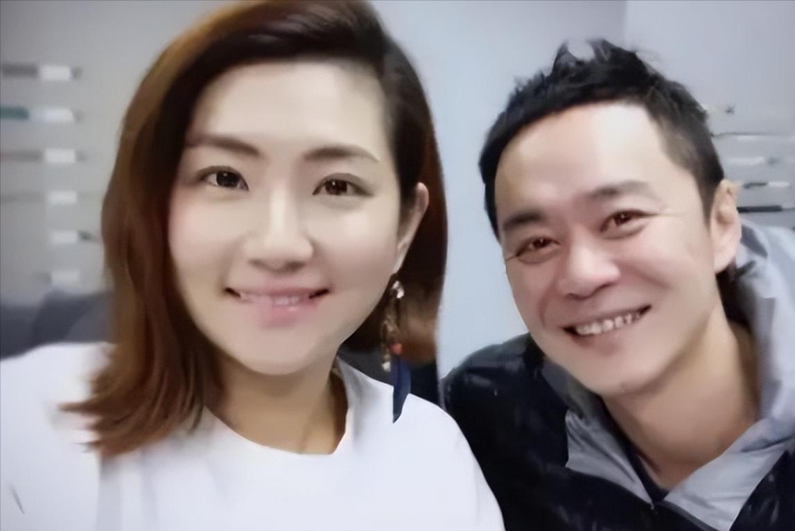 2010年，任家萱拍戏时意外烧伤，未婚夫张承中不仅没抛弃她，还高调地娶了她，结果