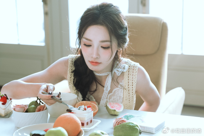 彭小苒白发蓝色美瞳 彭小苒这白发和蓝色美瞳的组合，直接把氛围感拉满！眼睛里星光与