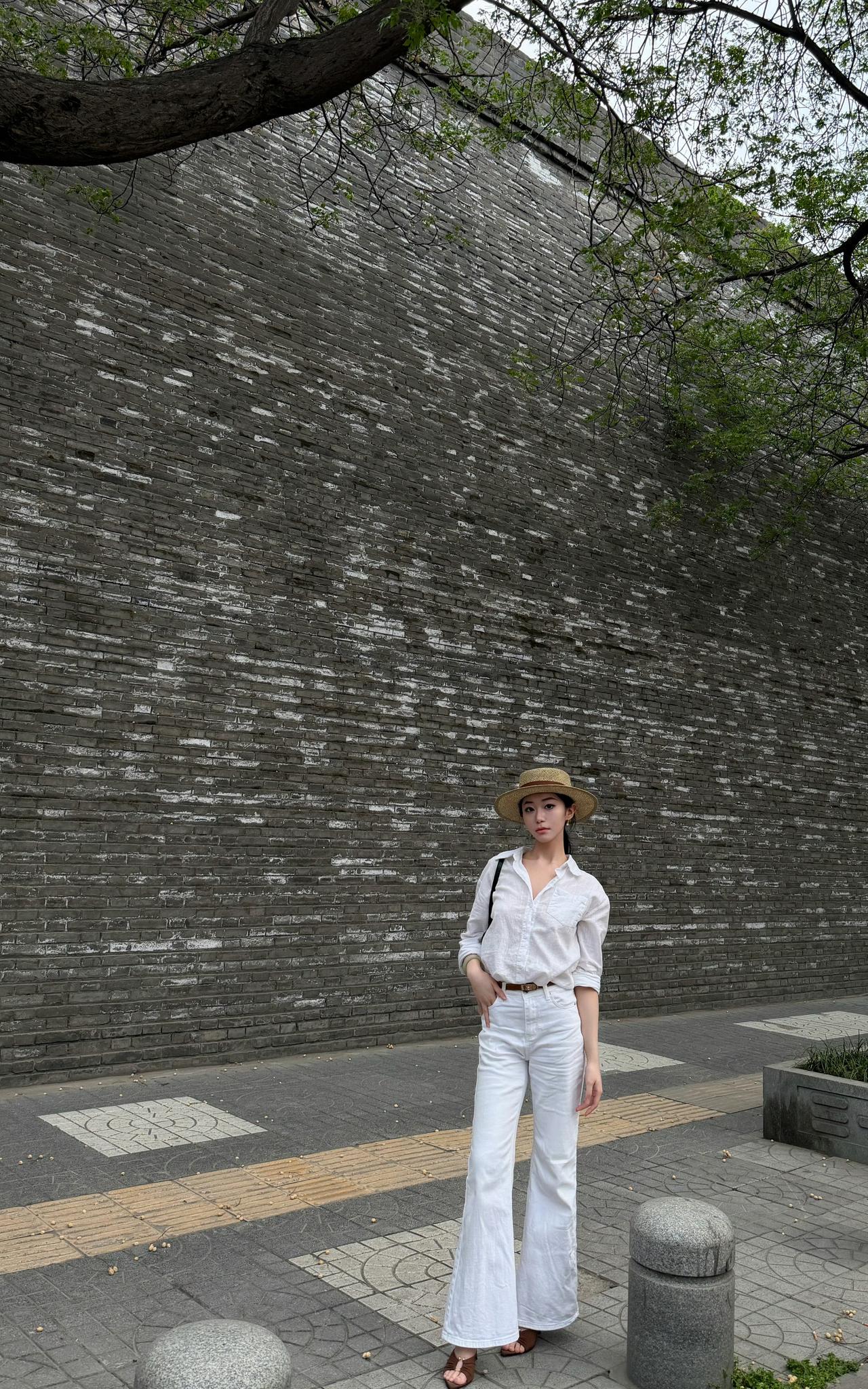 古城墙下的ootd，走在长安的风里，感受历史与生活的碰撞。