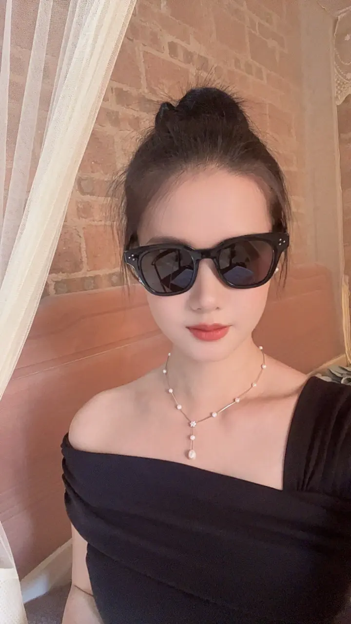 爱的尽头是诋毁 你最懂我的软肋 亲吻和谩骂出自同一张嘴
