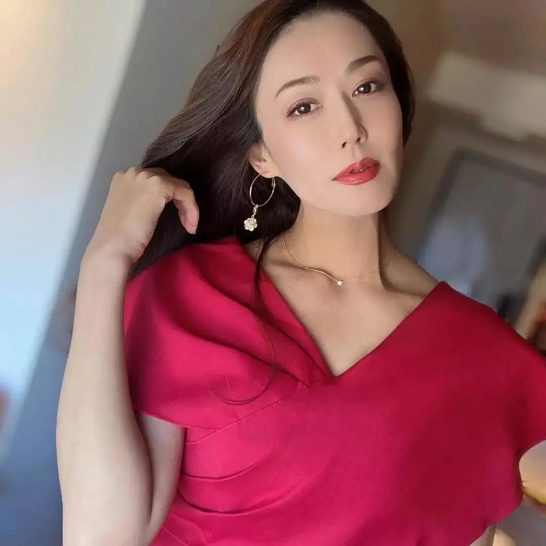 优雅红裙，自信微笑，时尚穿搭，魅力无限！