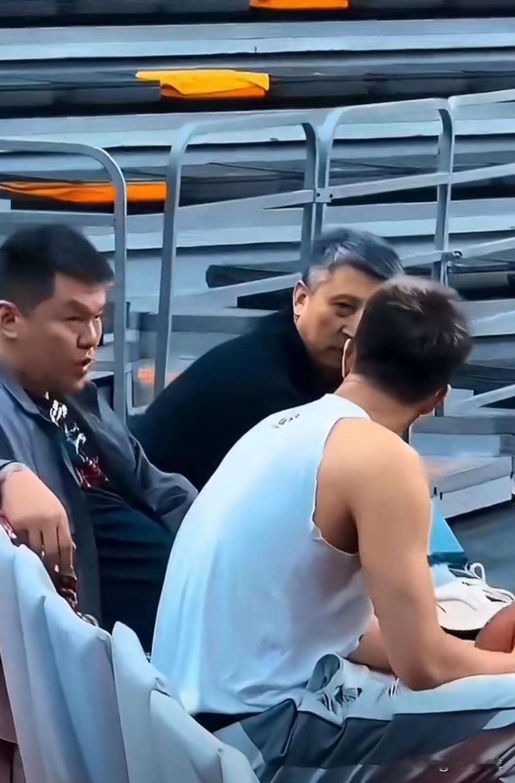 看着今天广东对阵广州，郭艾伦虽然带伤作战，但完全碾压了胡明轩，不过有一说一，郭艾